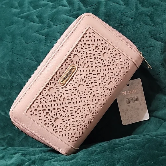 Mudd Mudd...purse👛 very elegant hands with double cream color zipper... - Picture 7 of 12